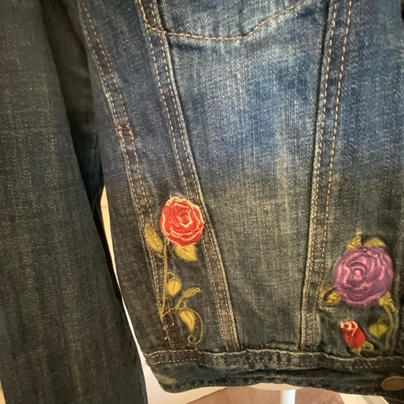 Jean jacket with flower embroidery and slight distressing - Picture 5 of 6
